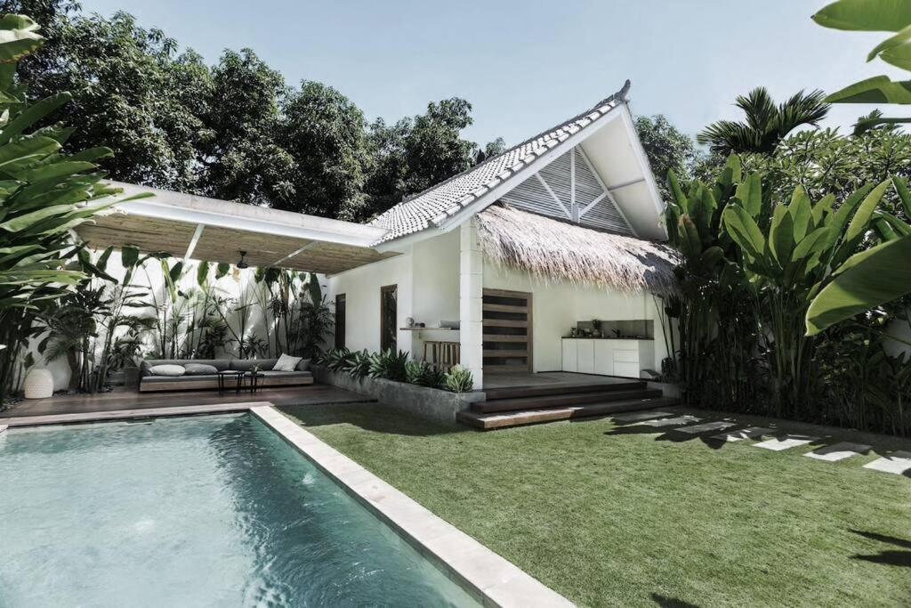 Q - Pool House - Contemporary Pool House - Villa *