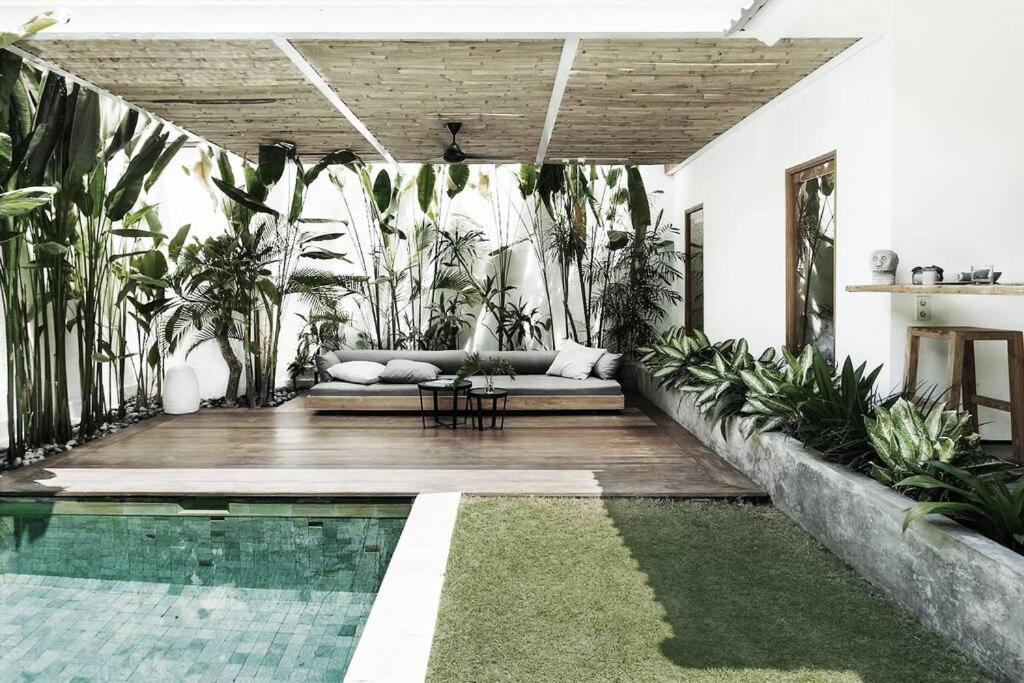 Q - Pool House - Contemporary Pool House -